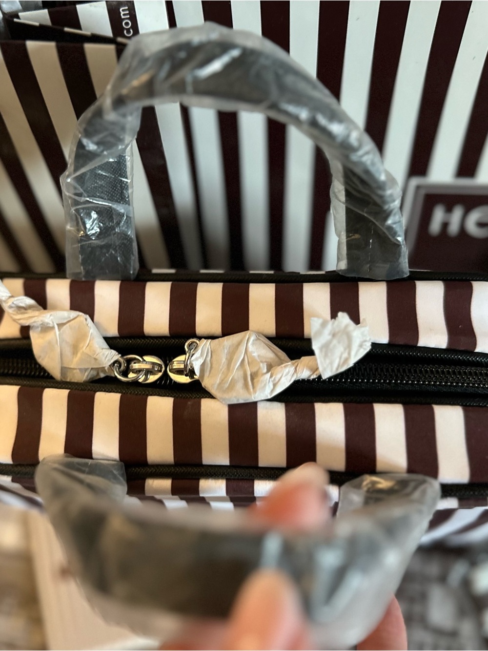 Henri Bendel, Slim Hanging Weekender-Izak Girl Print, Matching Pouch, Toiletry - Picture 6 of 14